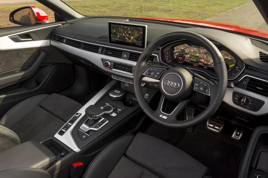 Торпедо Audi A5 Cabriolet 2.0 TDI S-Line 2017 года  (UK) (фото 23 из 40)